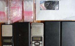 zabezpieczone narkotyki, woreczki strunowe i wagi elektroniczne