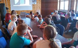 dzieci podczas wizyty w działdowskiej komendzie oglądają film profilaktyczno-edukacyjny