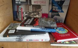 Na fotografii znajdują się ksiązki, którymi możemy wzbogacić swój historyczny księgozbiór
