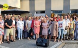 przed budynkiem biblioteki stają uczestnicy spotkania