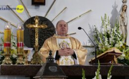 ksiądz Stanisław Kadziński odprawia Mszę Świętą