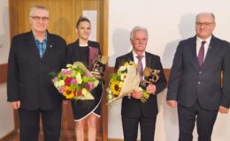 zdjęcie przedstawia kobietę i trzech mężczyzn
