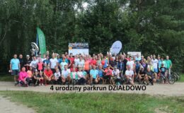 stoi grupa uczestników parkrun Działdowo podczas 4 urodzin