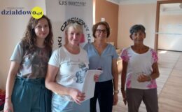 w pomieszczeniu magazynu stoją cztery kobiety