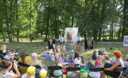 aktorzy teatru lalek „Małe Mi” przedstawiają jedną z bajek