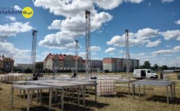 montaż sceny na terenie przyległym do boisk sportowych przy ul. Świerkowej w Działdowie