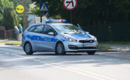 radiowóz policyjny na drodze