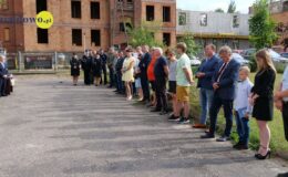 stoją uczestnicy obchodów 78 rocznicy wybuchu Powstania Warszawskiego, na terenie dawnego KL Soldau