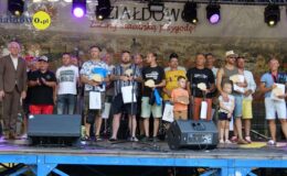na scenie stoi grupa osób, są to m.in. nagrodzeni uczestnicy Zlotu