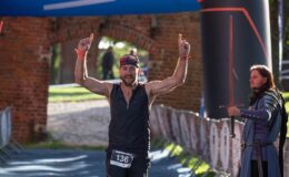 Adam Osowski kończy bieg maratoński