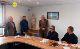 burmistrz Działdowa Grzegorz Mrowiński i dyrektor Muzeum Pogranicza Patryk Kozłowski odsłaniają rzeźbę Św. Katarzyny, podczas spotkania w PGKiM
