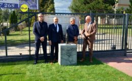 burmistrz Działdowa Grzegorz Mrowiński, prezes PGKiM Sławomir Pszenny, przewodniczący Rady Miasta Romuald Remiszewski i rzeźbiarz Tomasz Radziewicz podczas oficjalnego odsłonięcia rzeźby wieży ciśnień