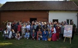 uczestnicy Pikniku Literackiego w Drzazgach