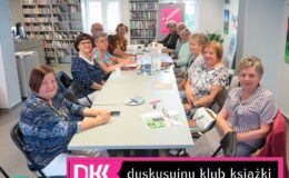 członkowie DKK UTW w Miejskiej Bibliotece Publicznej podczas swojego, pierwszego po wakacjach spotkania