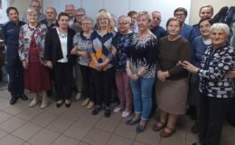 zdjęcie grupowe policjantek z seniorami z Klubu Senior +