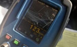 prędkościomierz wskazujący wynik 123 km/h