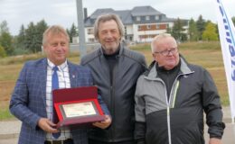 stojących trzech mężczyzn z uroczystości odsłonięcia 17 Gwiazd w Alei Olimpijczyków i Mistrzów Sportu w Szelmencie
