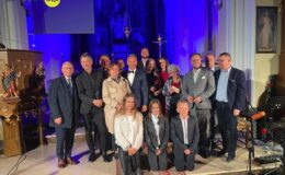 Pamiątkowe zdjęcie artystów - muzyków i solistów oraz organizatorów koncertu