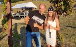 laureatka w kategorii klas 4-6 i zdobywczyni nagrody Grand Prix Zosia Nadolska wraz ze swoim nauczycielem śpiewu Grzegorzem Liedtke, stoją
