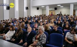 publiczność siedzi na widowni w sali kinowej MDK w Działdowie