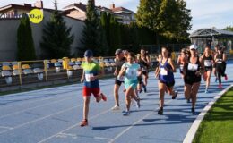 grupa osób biegnie po bieżni działdowskiego stadionu