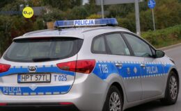 radiowóz policyjny stoi na drodze