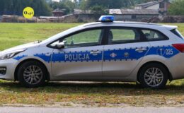 radiowóz policyjny stoi na poboczu drogi