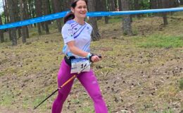 instruktor i fizjoterapeuta Magdalena Behal maszeruje z kijkami, podczas II Mistrzostw Świata w Nordic Walking Choczewo 2022