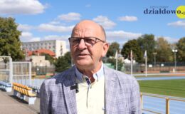 Grzegorz Kaszubski, dyrektor Miejskiego Ośrodka Sportu i Rekreacji stoi na działdowskim stadionie