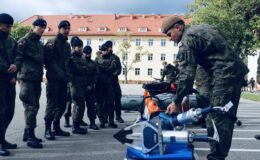 osoby ubrane w mundury oglądające sprzęt ratowniczy