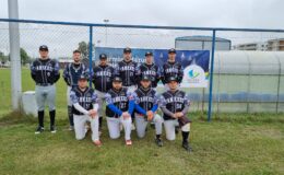 zespół Yankees Działdowo na boisku baseballowym, zdjęcie grupowe