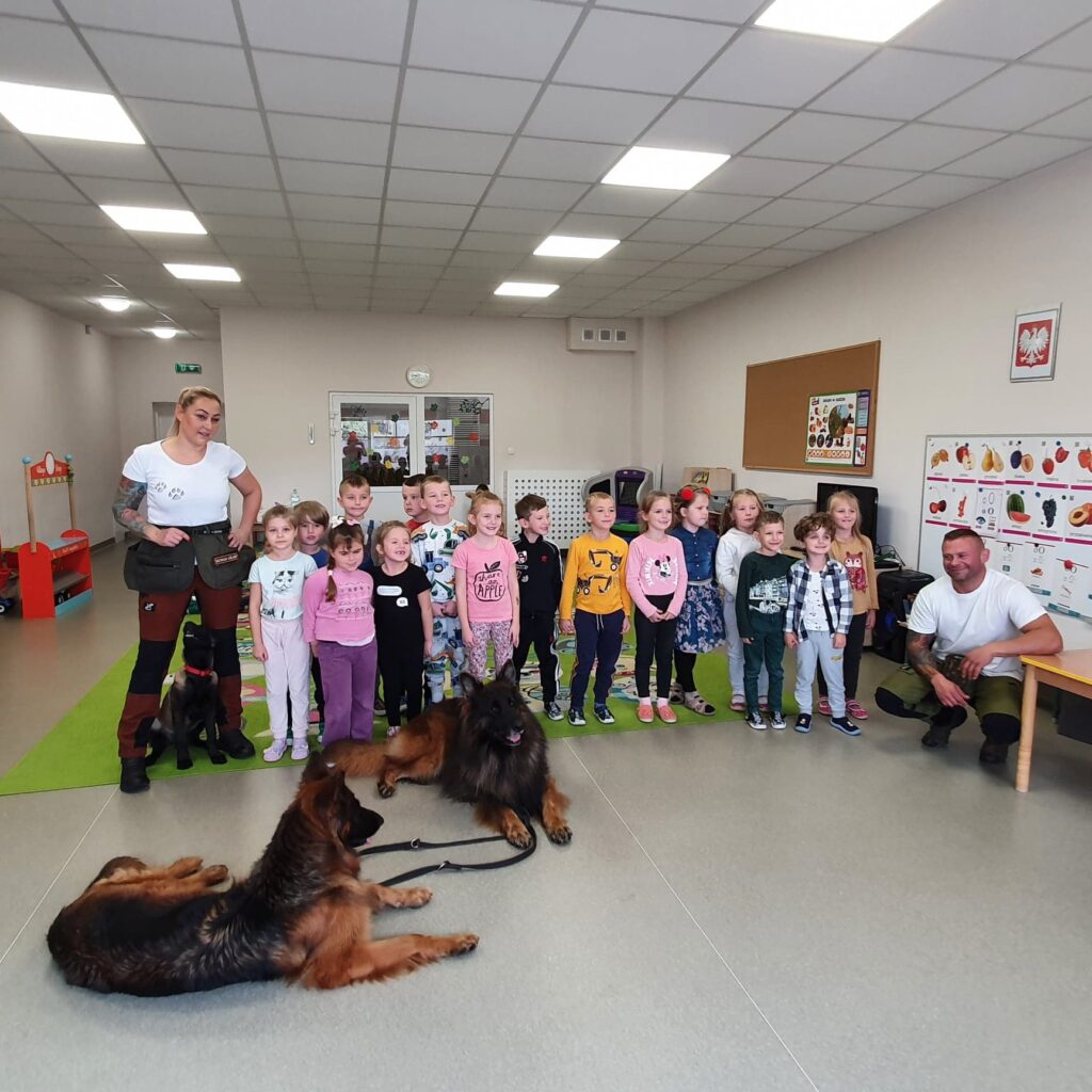 Bella, Holden i Jira z wizytą u "Biedroneczek" przedszkolaki, pieski i Państwo Kolasa