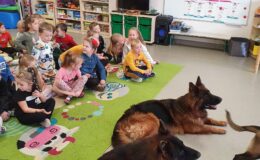 Bella, Holden i Jira z wizytą u „Biedroneczek”