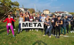 stoi grupa trenująca pod okiem Magdaleny Behal podczas zawodów w Narzymiu