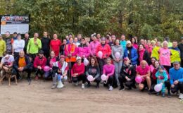 stoi grupa osób na polanie w lesie w Malinowie, uczestnicy parkrun Działdowo