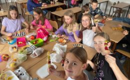 dzieci przygotowujące szaszłyki z owoców i warzyw
