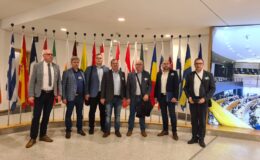 stoi w pomieszczeniu grupa uczestników spotkania w Brukseli, przedstawiciele naszego powiatu