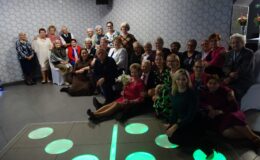 seniorzy podczas obchodów święta Europejskiego Dnia Seniora. Spotkanie odbyło się w klubie "Domino"