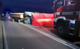 pojazd straży pożarnej i wywrócony traktor z naczepą w m. Narzym Kolonia