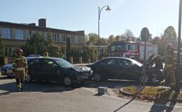 zdarzenie drogowe na skrzyżowaniu w Działdowie, na zdjęciu widać zderzenie aut osobowych oraz strażaków