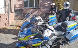 policjanci z motocyklami przed budynkiem KPP w Działdowie