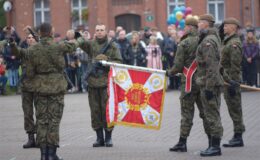 żołnierze składają przysięgę wojskową