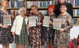 grupa osób, laureatki konkursu wraz jury