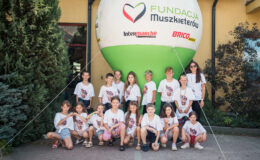 stoi grupa osób pod balonem reklamowym