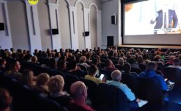 publiczność siedzi na widowni w kinie w Działdowie