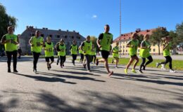 biegnie grupa osób