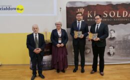 stoi grupa osób,