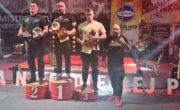 Cezary Urbaniak stoi na najwyższym stopniu podium, podczas Mistrzostw Niepodległej Polski Służb Mundurowych w Złotryi