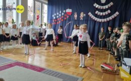 grupa przedszkolaków podczas występu z okazji Święta Niepodległości w Przedszkolu nr 1