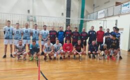 siatkarze uczestniczący w turnieju pozują do zdjęcia pamiątkowego